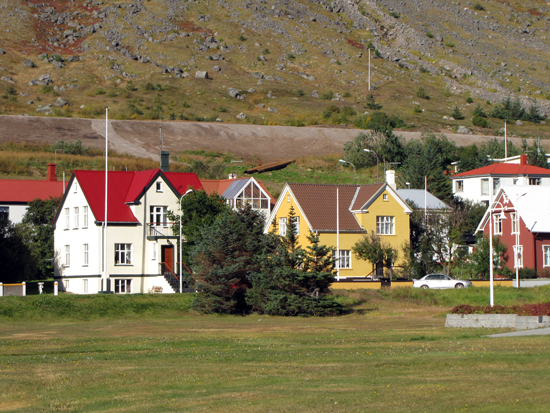 bunte Häuser in Isarfjördur
