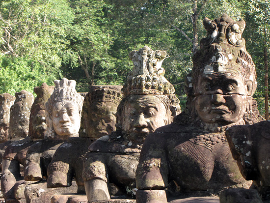 Götterstatuen am Eingang zu Angkor Thom