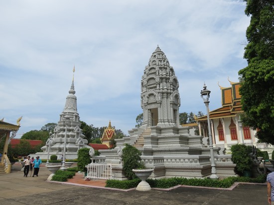 eine von 3 Stupas