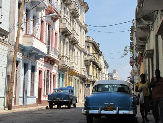 Straßenzug im Vorort Havannas