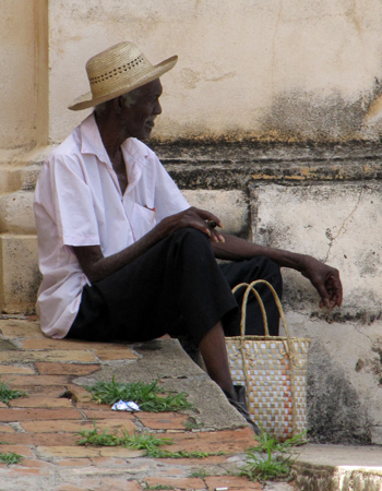 Kubaner vor der verfallenen Kirche
