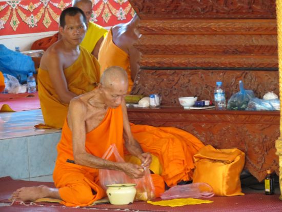 Mönche im Tempel Pha That Luang Tai