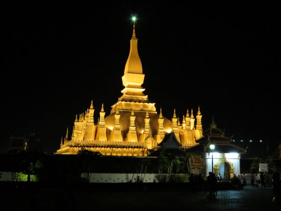 Wat Pha That Luang bei Nacht