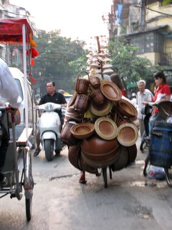 schwer beladener Händler in Hanoi